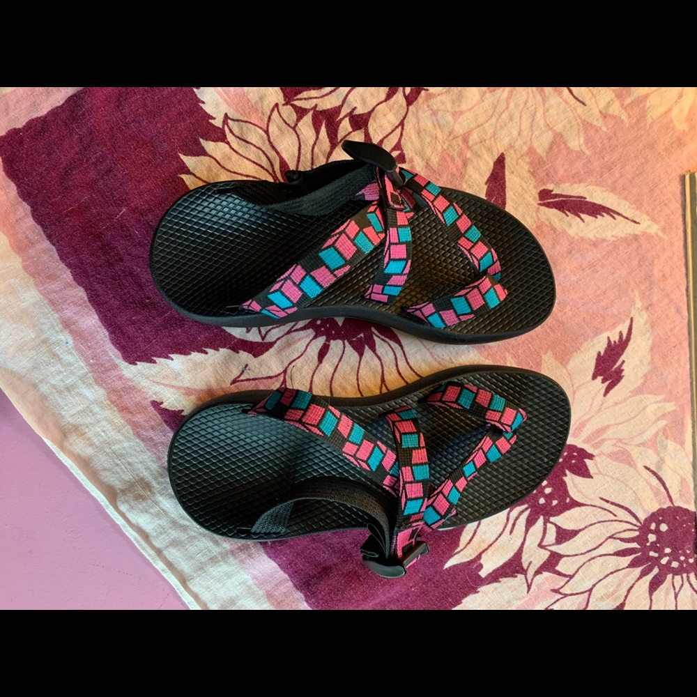 Chacos Size 8 Fuchsia & Turquoise